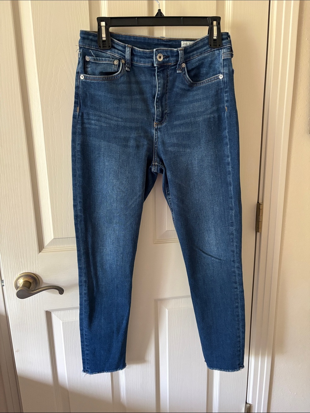 rag & bone Deep Blue Cropped Ankle Jeans. Waist 29”, rise 11”, inseam 25”